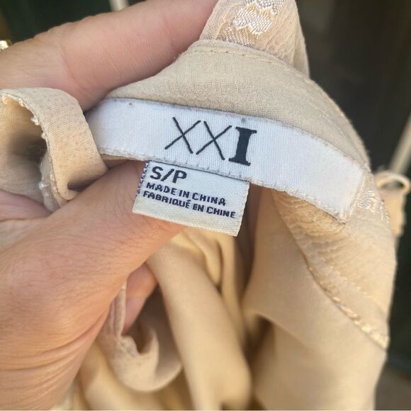 Forever 21 pleated off white/ beige maxi dress size small - Picture 10 of 13